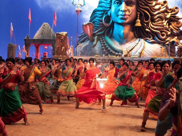 Akshay Kumar Dance With 100 Transgenders in Bam Bholle Song of Laxmii